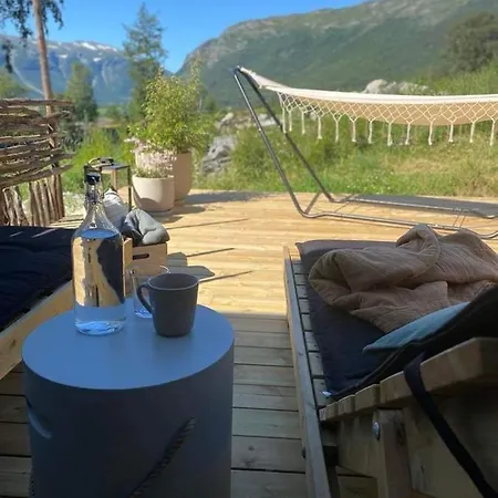 Sauefjoset - Idyllisk Gardstun Fra 1800-tallet Skjak